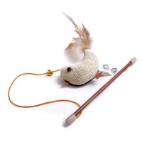Undita Compacta pentru Pisici cu Sisal, Bumbac, Catnip si Pene: Tija de 20 cm, Coarda Elastica si Momeala Eco-Friendly · 
